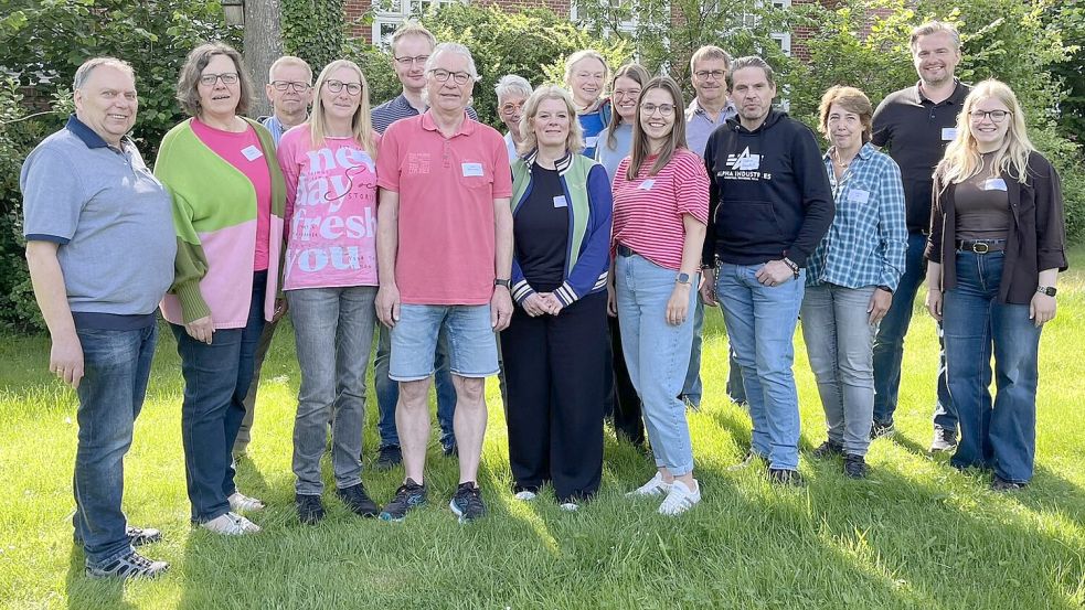 Im Bildungszentrum in Potshausen haben 16 Bürgerinnen und Bürger aus Ostrhauderfehn den ersten Teil des Kompetenzerwerbs „Dorfmoderation“ absolviert: (von links) Wilfried Witt, Marlene Wagner, Dieter Ertwiens-Buchwald, Bettina Peper, Tobias Ahrens, Horst Tinnemeyer, Elke Kaufmann, Maren Weers, Antje Kok, Dagrun Petershans, Dierka Janssen, Wiard Meyer, Stefan Baumfalk, Yvonne Klein, Michael Ripperda (pro-t-in GmbH) und Fenna Coordes. Es fehlt: Andreas Pakula. Fotos: Gemeinde Ostrhauderfehn