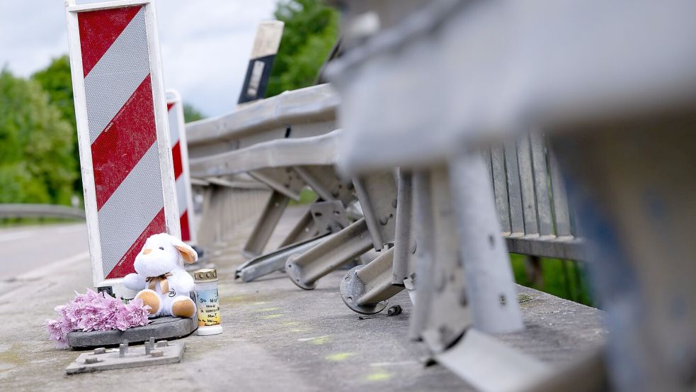 Auch am Unfallort wurden Blumen und Kerzen niedergelegt. Foto: Sven Hoppe