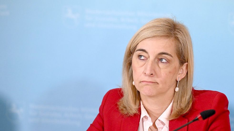 Ministerin Warken hebt das Sparziel für stabile Kassenbeiträge an. Foto: Julian Stratenschulte/dpa