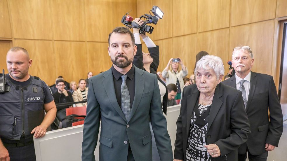 Klägerin Rita M. kommt mit ihrem Anwalt Daniel Kuhlmann (links) und dem zweiten Kläger Joachim Alfred Wagner (rechts) in den Gerichtssaal. Foto: Oliver Berg