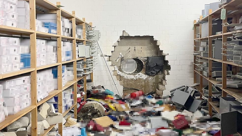 Der Tresorraum der Filiale war völlig verwüstet. Foto: -/Polizei Gelsenkirchen/dpa