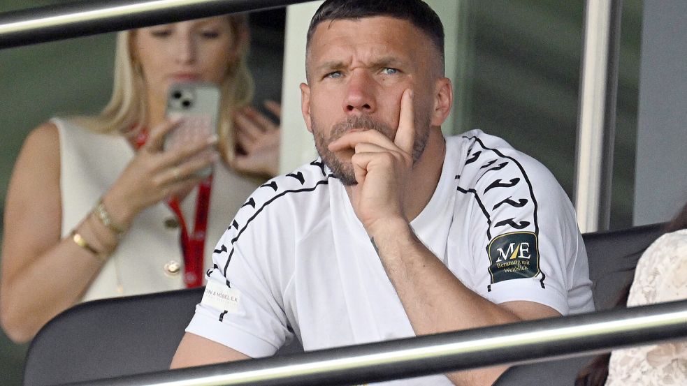 Lukas Podolski ist sauer: Kurz nach dem Tod seiner Oma waren bedeutende Schmuckstücke weg. Nun fordert er eine konsequente Aufklärung. Foto: IMAGO/Jan Huebner