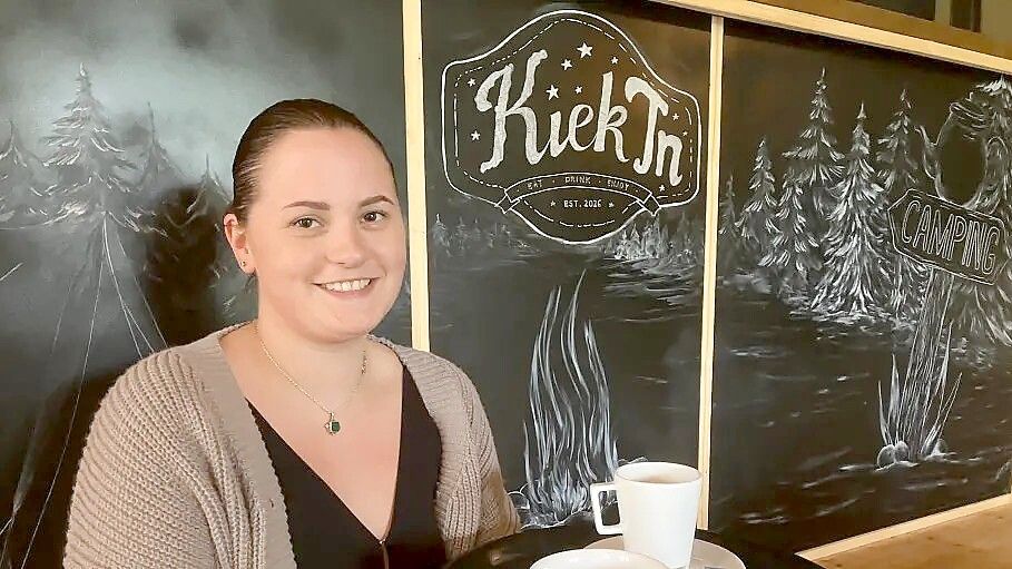 Neustart im Bistro „Kiek In“: Chantal Alexander hat das Bistro am Campingplatz Papenburg übernommen. Foto: Gerd Schade