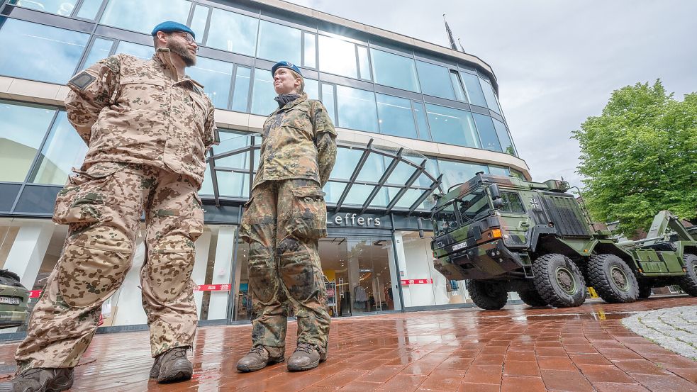 Auf Nachwuchssuche: Mit militärischem Großgerät im Gepäck hat die Bundeswehr auf dem Mühlenplatz in Leer Stellung bezogen. Foto: Klaus Ortgies