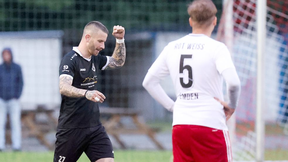 Großheide (links) durfte als Relegations-Zweiter den Aufstieg bejubeln. Das Schlusslicht RW/Kickers II (rechts) ist abgestiegen. Doch möglicherweise legt der Klub Protest ein. Foto: Jens Doden/Emden