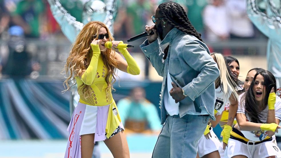 Superstar Shakira (l) und Burna Boy performen den WM-Song „Dai Dai“. Foto: Tom Weller