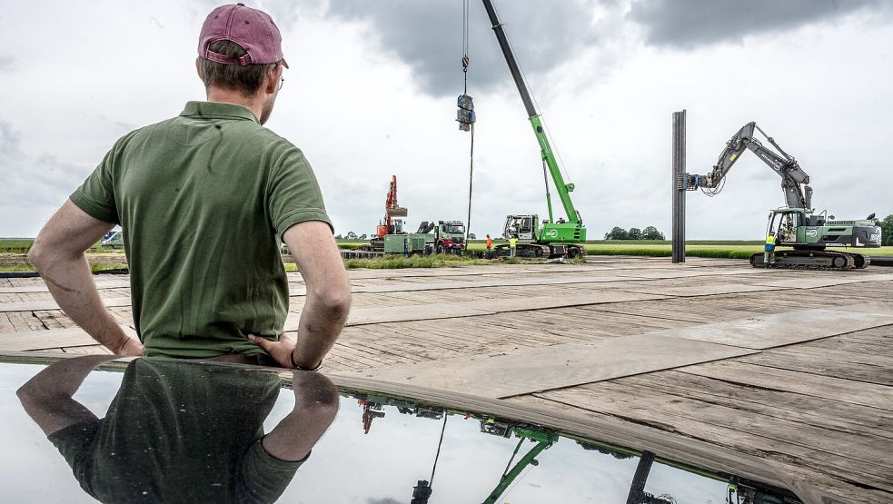 Die Landwirte wissen, dass die Energiewende Platz braucht. Dass das ihnen zustehende Geld nur im Schneckentempo kommt, bringt sie aber auf die Palme. Foto: Klaus Ortgies