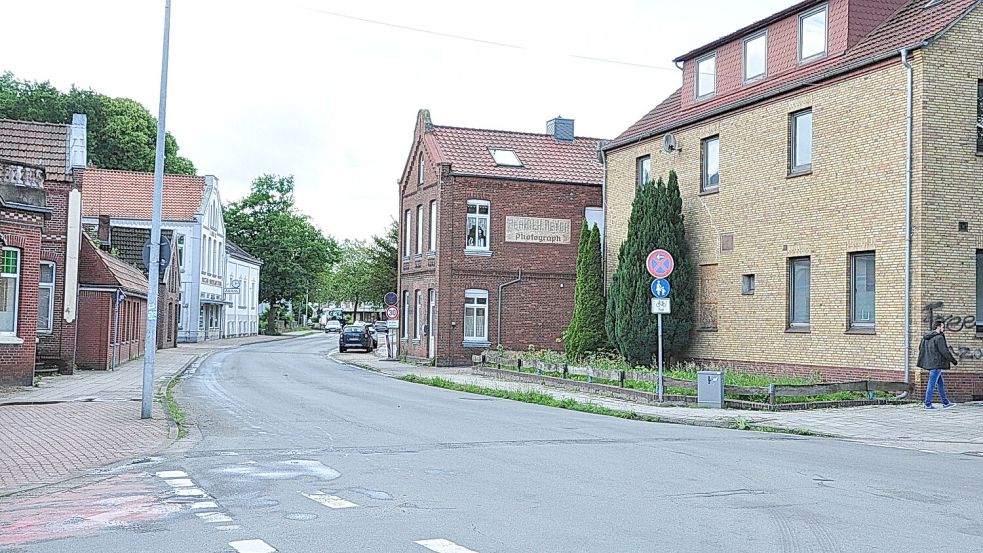 Vom Kreisel an der B436 in Weener bis zur Unnerlohne wird die Ortsdurchfahrt von Weener ab Montag, 15. Juni 2026 voll gesperrt. Die Tankstelle ist nur von der Neuen Straße aus erreichbar. Foto: Bodo Wolters