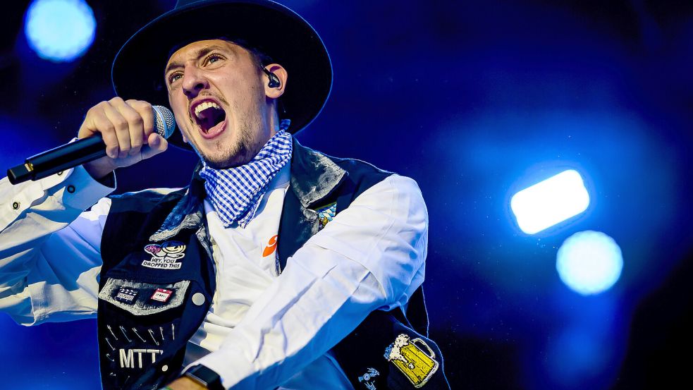 Energiegeladen auf der Bühne: Schlagerrapper Tream gestaltet seine Shows inhaltlich selbst und investiert viel Zeit und Arbeit in die perfekte Performance. Foto: IMAGO/Funke Foto Services