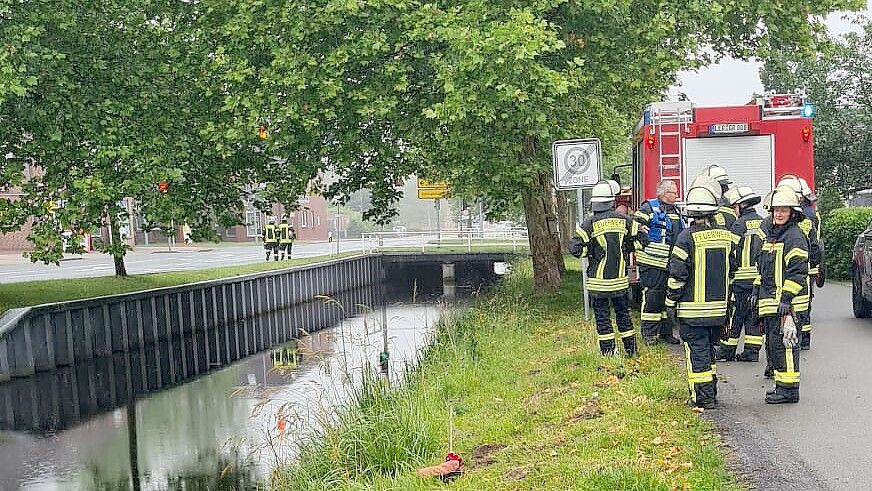 Die Feuerwehr Westrhauderfehn musste aufgrund eines Ölschadens zum Rajenkanal ausrücken. Foto: Feuerwehr Westrhauderfehn