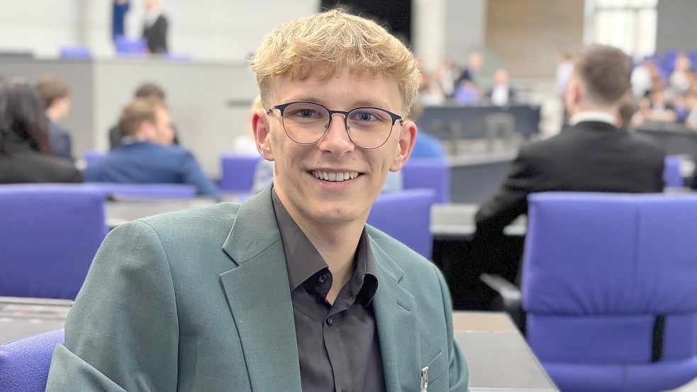 Einmal auf den Plätzen der Bundestagsabgeordneten sitzen: Jannik Ley im Parlament. Foto: privat