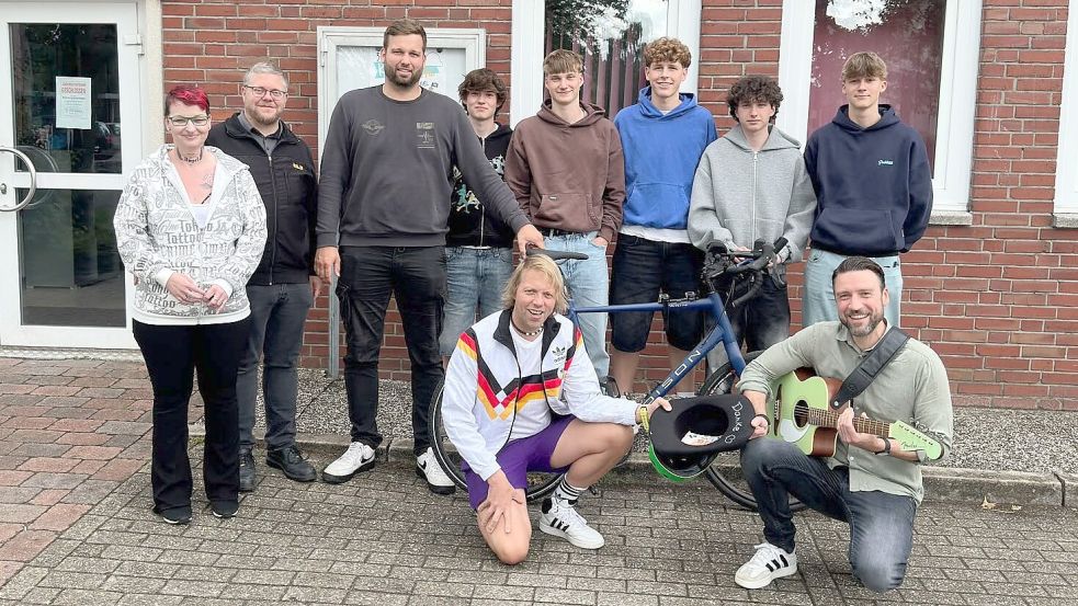 Mit dem Fahrrad von Amsterdam nach Barßel geht die Abenteuerfahrt von Michael Bohnen (knieend, links) zusammen mit den Betreuern André Bloem (2. von links) und Phillip Ahlers (3. von links) sowie den Jugendlichen (von rechts) Jannes Grüssing, Rias Nazarenus, Eike Schulze-Osthoff, Piet Brake und Bennet Bergmann. Rechts kniet Musiker Thomas Lühring; links Bloems Freundin Janina Teske. Foto: Hans Passmann