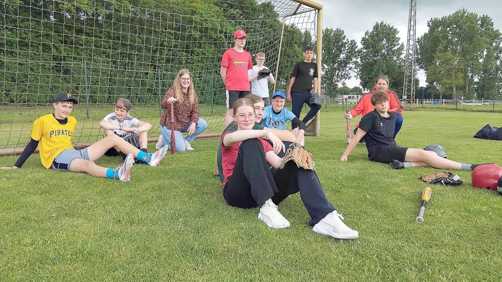 Jungen und Mädchen teilen die Begeisterung für den populären US-amerikanischen Mannschaftssport. Thorsten Mühring (hinten rechts) und Carina Mühring (dritte von links) übernehmen die Campleitung. Fotos: Clarissa Scherzer