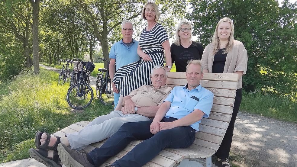 Probeliegen auf der neu installierten Landschaftsliege mit freiem Blick über Wiesen und Felder am Ostfriesland-Wanderweg: (vorne, von links) Helwig Weber (Förderverein Tourismus), Carmen Viëtor (Volksbank Westrhauderfehn), Wilhelm Roßbach (Vorsitzender Förderverein Tourismus), Geert Müller (Bürgermeister); (hinten) Wera Kaiser (Tourist-Information Rhauderfehn) und Merle Stührenberg (Stührenberg GmbH). Fotos: Clarissa Scherzer