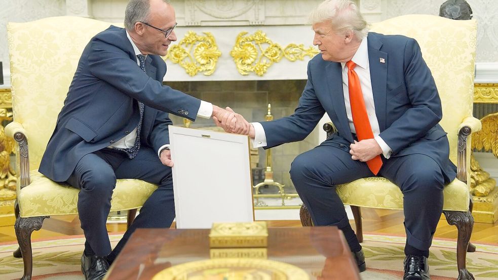 Trump hat schon mehrere Geschenke von Merz bekommen. Foto: Evan Vucci/AP/dpa