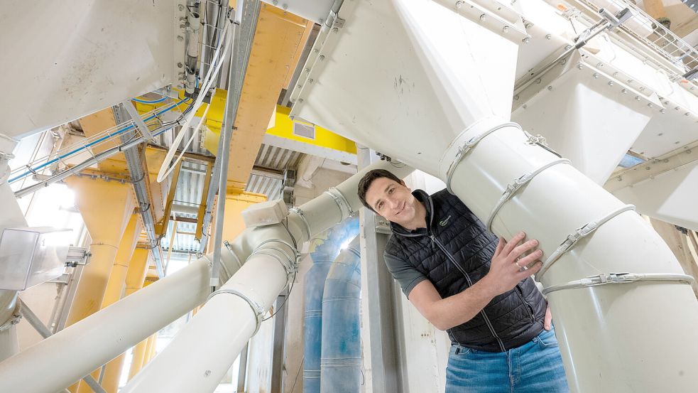 Geschäftsführer Karsten Schulte führt uns durch die Türme des Agravis Kraftfutterwerks auf der Leeraner Nesse. Foto: Klaus Ortgies