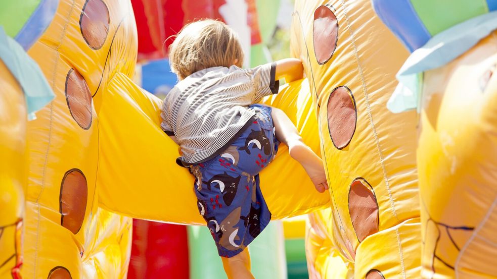 Mehrere Kinder wurden bei dem Hüpfburg-Unfall verletzt, eines davon tödlich. Foto: IMAGO/PhotoAlto