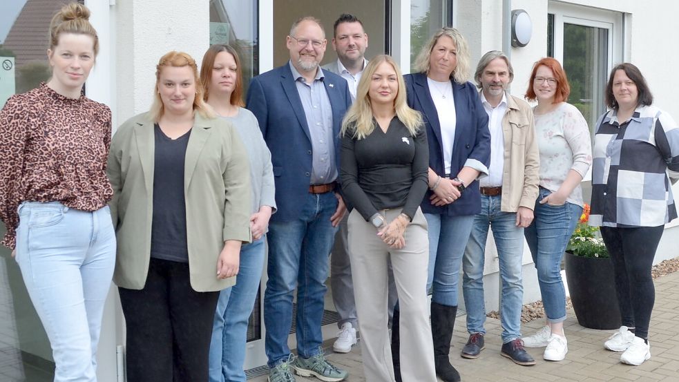 Neu aufgestellt hat sich die Leitung des Wohnparks an der Sagter Ems in der Ortsmitte von Scharrel. Jetzt machten Investoren und Betreiber den Neustart öffentlich. Dazu war auch Saterlands Bürgermeister Thomas Otto (4. von links) vor Ort. Vor dem Eingang der Anlage an der Hauptstraße stehen hier (von links) Pflegekräfte Jessica Murphy, Angelina Schulte und Bianca Macke, Bürgermeister Otto, Eike Jonker, Geschäftsführer der Vechtetal Pflege GmbH, die neue Pflegedienstleitung des Wohnparks Scharrel, Michelle Sinnigen, Daniela Rolfes, Pflegedienstleitung des Friesoyther Seniorenzentrums, die in Scharrel unterstützt, David Korte, Geschäftsführer des Investors, der GMP Gruppe aus Nordhorn, sowie die Pflegekräfte Veronika Mai und Kerstin Müller. Foto: Astrid Fertig
