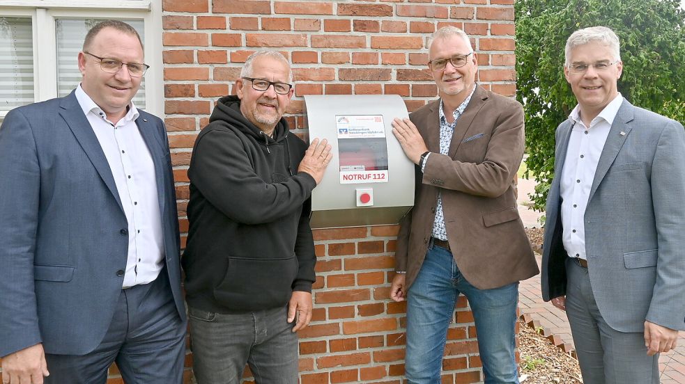 Zwei neue Defibrillatoren hängen jetzt beim alten Fehnhaus an der 1. Südwieke in Ostrhauderfehn (Foto) sowie beim Wassersportclub (WSC) am Idasee. Das Foto zeigt (von links) Ralf Lüken (Vorstand Raiba), Frank Junker (WSC Idafehn), Ostrhauderfehns Bürgermeister Günter Harders sowie Stefan Nowak (Vorstand Raiba). Foto: Holger Weers
