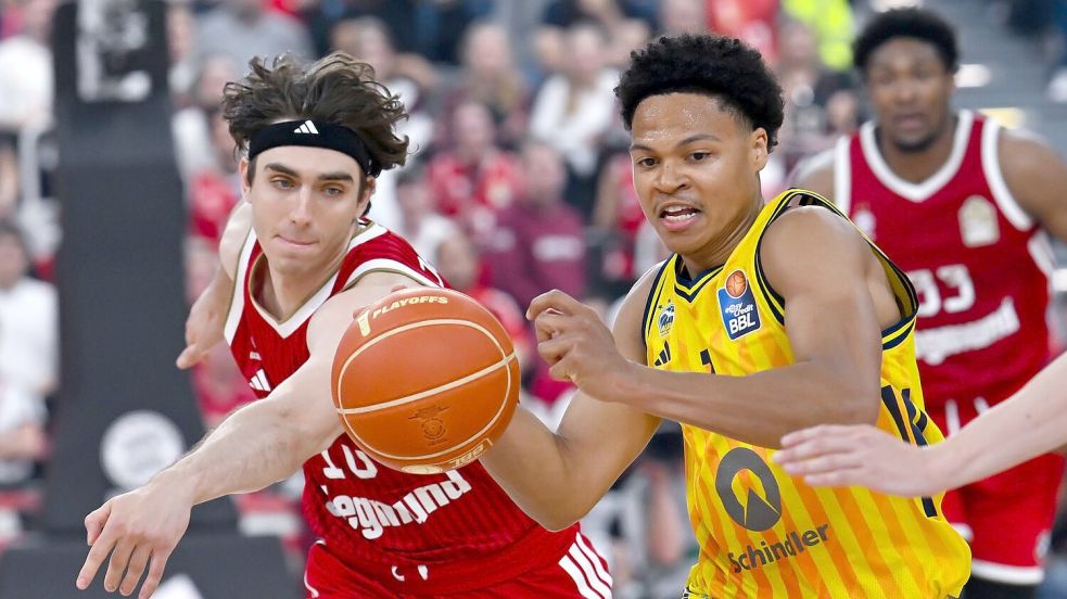 Bayern-Profi Jessup (links) und Berlins Kayil kämpfen um den Ball. Foto: Sven Hoppe