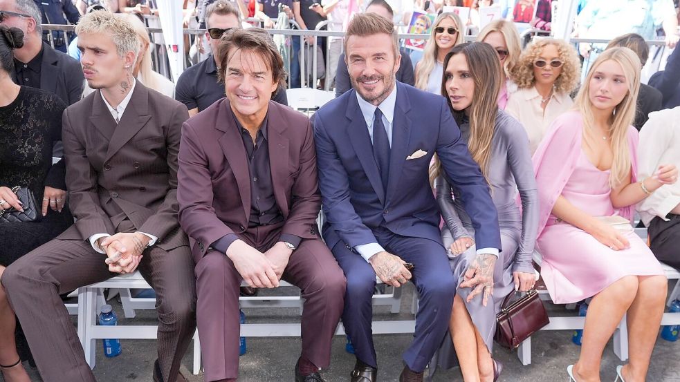 David Beckham erhielt einen Stern auf dem berühmten „Walk Of Fame“ in Hollywood. Mit dabei: Sohn Romeo, Filmstar Tom Cruise, Ehefrau Victoria und Tochter Harper Seven. Foto: Chris Pizzello