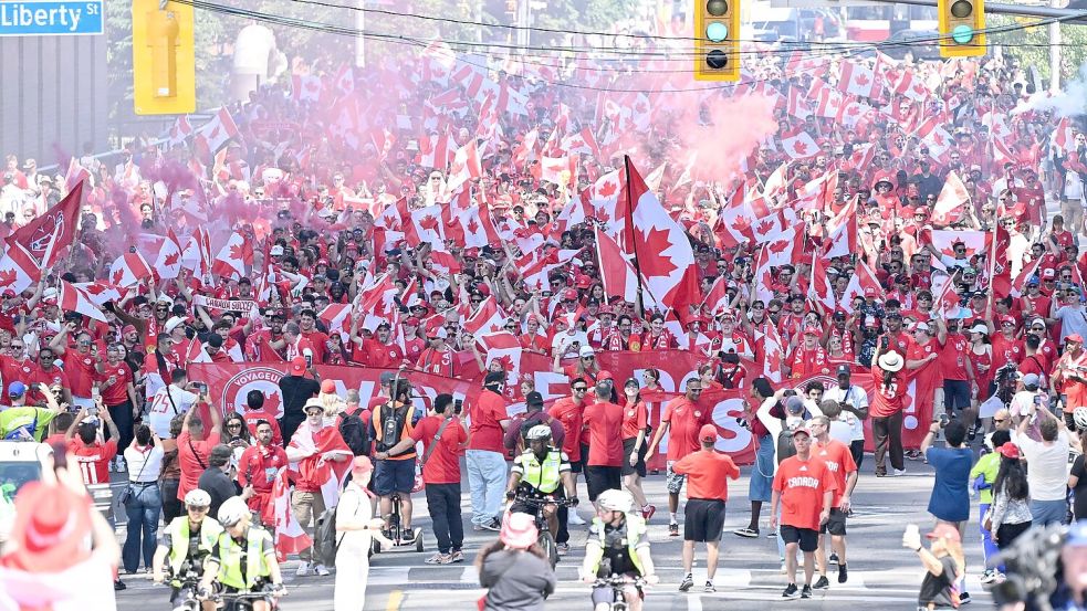 Kanadas Fans auf dem Weg zum Stadion. Foto: Jon Blacker