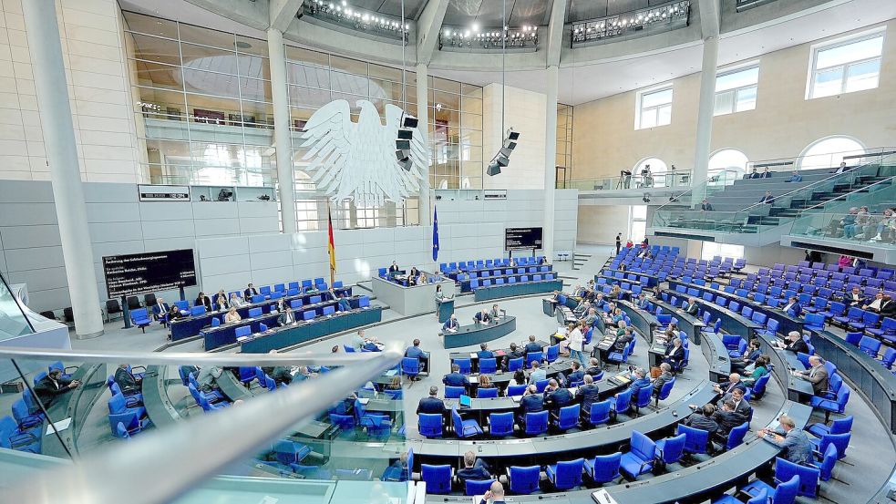 Die Fraktionen von Union und SPD wollen im Bundestag mit einer einmaligen Nullrunde bei den Bezügen der Abgeordneten ein Sparsignal in finanziell schwierigen Zeiten senden. (Archivbild) Foto: Michael Kappeler/dpa