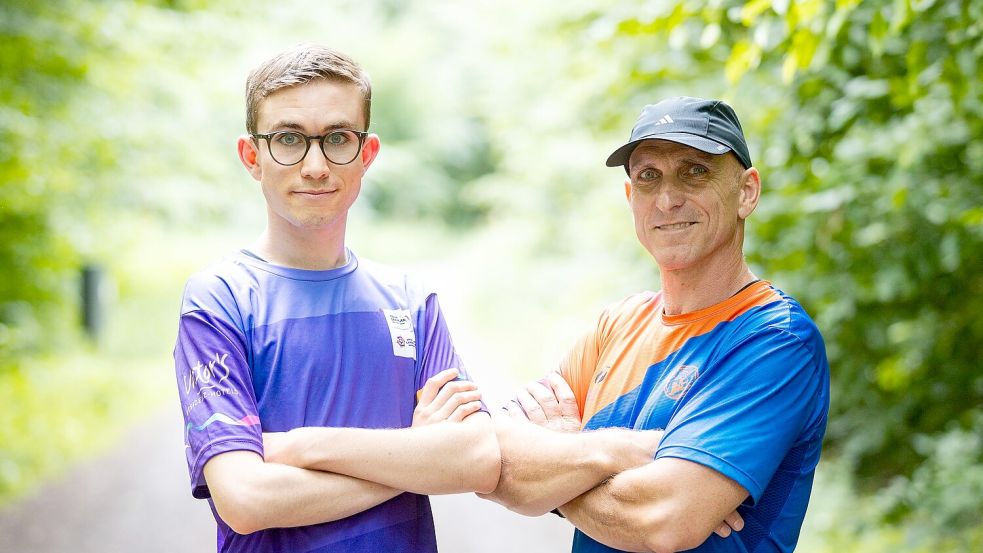 Fynn Thome (18, l.) und sein Vater Martin Thome trainieren gemeinsam in einem Wald bei Lebach für die Special Olympics Nationalen Spiele Saarland 2026. Foto: Laszlo Pinter