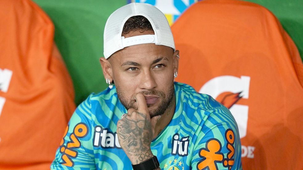 Neymar muss bei der WM erst einmal zuschauen. (Archivbild) Foto: Silvia Izquierdo/AP/dpa