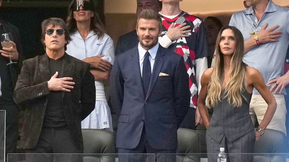 Tom Cruise, David Beckham und seine Frau Victoria Beckham zählten zu den Promis auf den Tribünen. Foto: Andre Penner