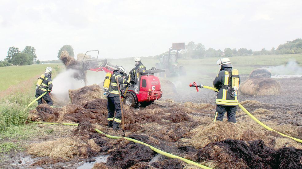Auf dem Gelände eines landwirtschaftlichen Anwesens am Osseweg in Stapelmoorerheide haben am Samstagmorgen, 13. Juni 2026, insgesamt 15 Rundballen gebrannt. Foto: Joachim Rand