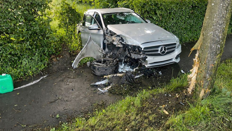 In Aurich-Oldendorf ist ein Mercedes im Postweg von der Fahrbahn abgekommen und gegen einen Baum gefahren. Foto: Timo de Vries, Gemeindepressesprecher Großefehn