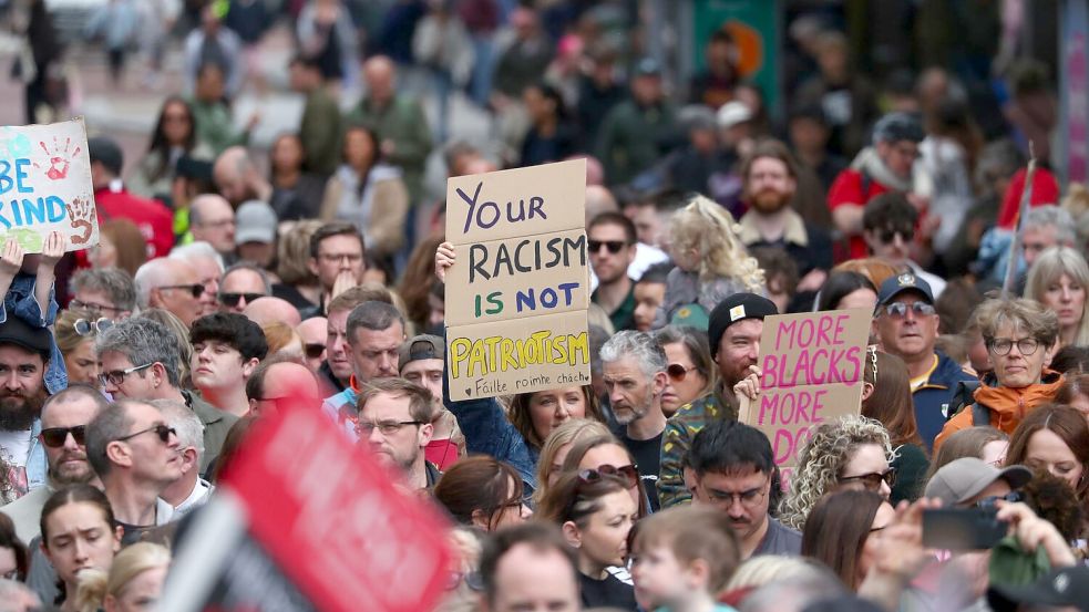 Tausende gingen nach Medienangaben gegen Rassismus auf die Straße. Foto: Peter Morrison