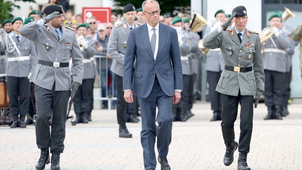 „Frieden und Freiheit gibt es eben nicht kostenlos“, gibt Bundeskanzler Friedrich Merz jungen Rekrutinnen und Rekruten mit auf den Weg. Foto: Christoph Reichwein/dpa