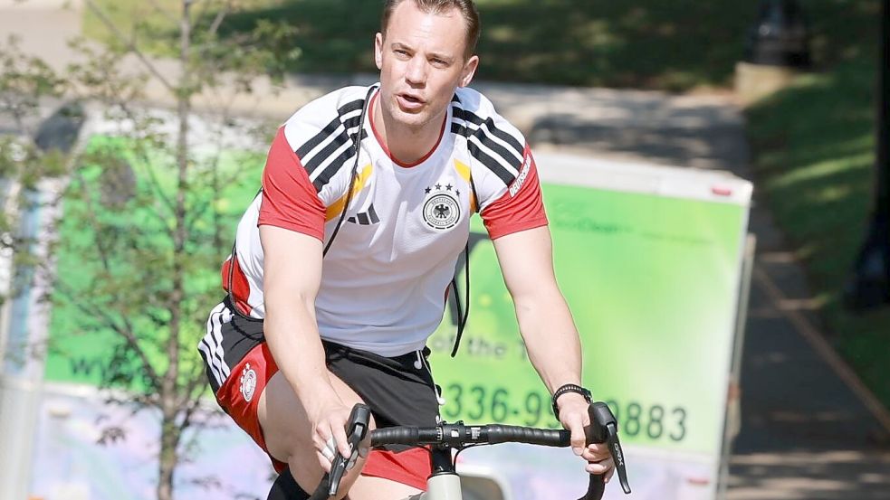 Als Radfahrer zum Training unterwegs: Manuel Neuer ist bereit für sein Comeback im DFB-Tor. Foto: Jan Woitas/dpa