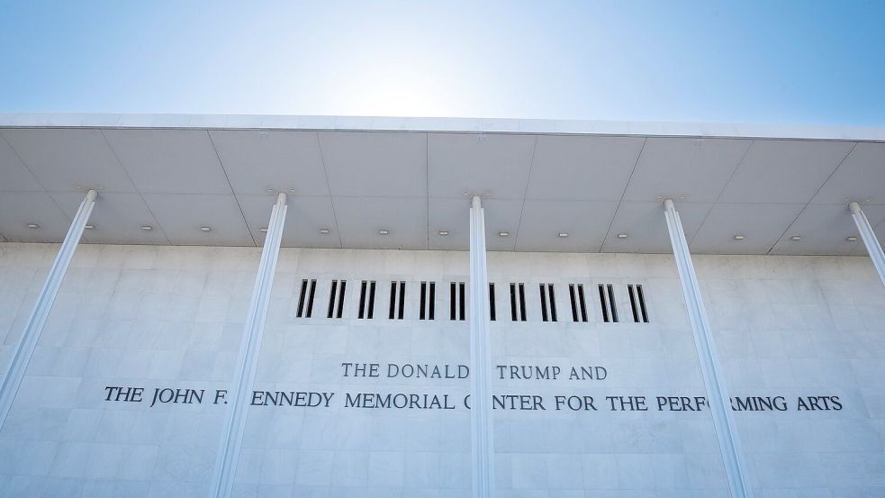 So sah die Aufschrift auf der Fassade der Kultureinrichtung nach der Umbenennung in Trump Kennedy Center aus. (Archivbild) Foto: Cliff Owen