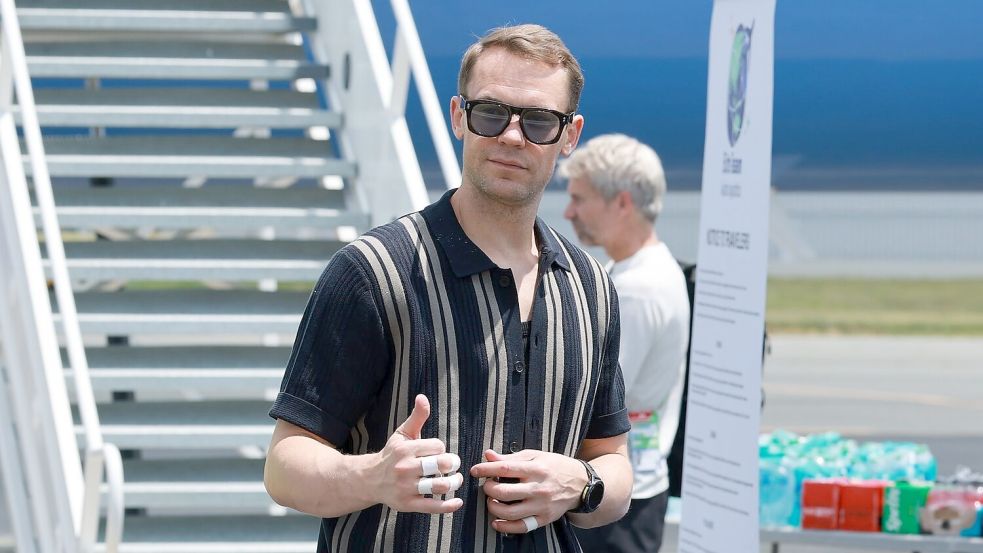 Daumen hoch fürs Comeback im DFB-Tor: Manuel Neuer vor dem Flug nach Houston. Foto: Jan Woitas/dpa
