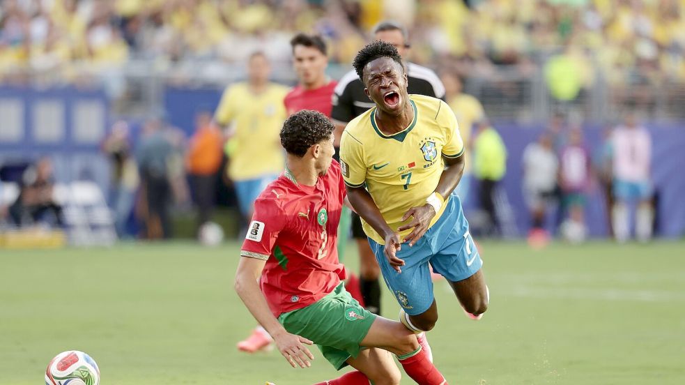 Traf sehenswert, musste aber auch einstecken: Brasiliens Vinícius Júnior (r.). Foto: Adam Hunger