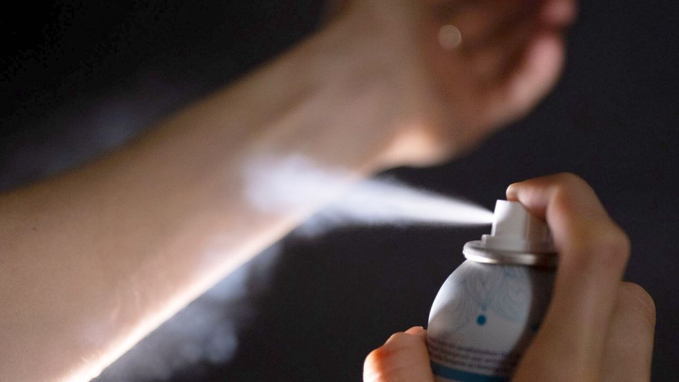 Wer ganz sicher eine Deo-Aura haben will, sprüht es nicht nur auf die Achseln, auf Haare oder Brust, sondern auch aufs Handgelenk. (Symbolbild) Foto: Monika Skolimowska