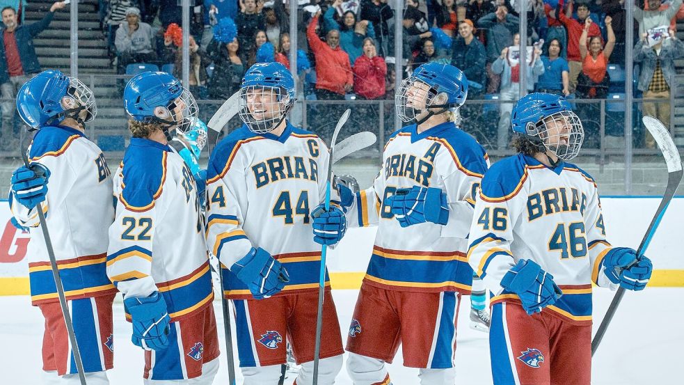 Ein wichtiges Element der Serie „Off Campus“ ist der Eishockey-Sport der Jungs: Unter anderem Logan (Antonio Cipriano), Garrett (Belmont Cameli), Dean (Stephen Kalyn) und Tucker (Jalen Thomas Brooks) sind in einem Team. Foto: -/Amazon Content Services LLC/dp