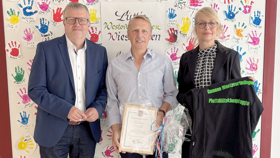 Für die ehrenamtliche Tätigkeit bei der Gemeinde Westoverledingen erhielt Harald Klaaßen (Mitte) nun jüngst seine Ernennungsurkunde, die ihm von Bürgermeister Theo Douwes und Petra Rosenboom, Fachbereichsleiterin „Familie und Bildung“, überreicht wurde. Foto: Gemeinde