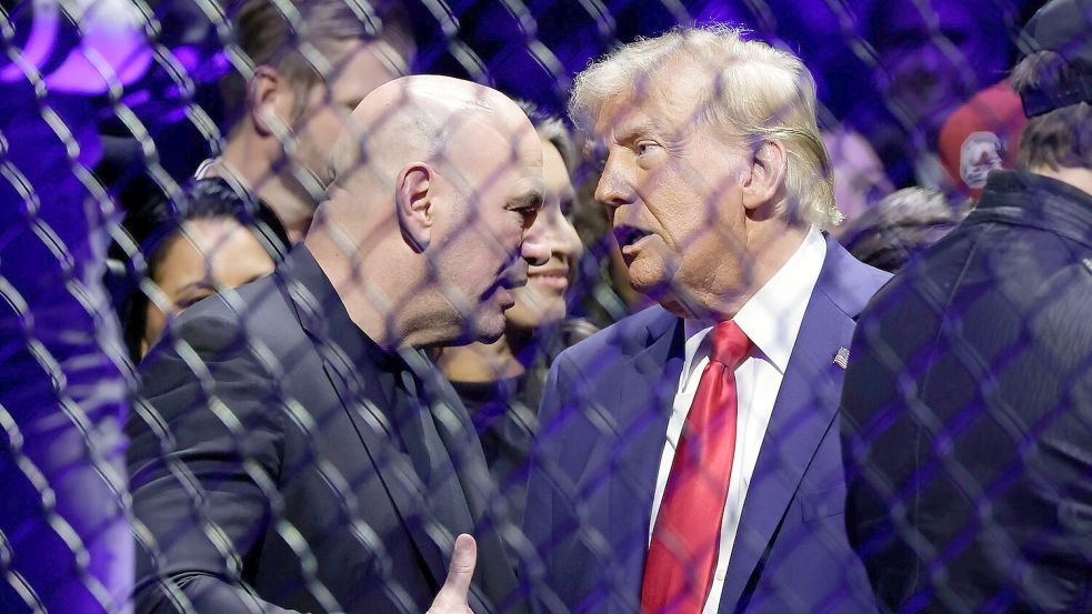 UFC-Boss Dana White (l.) ist ein glühender Anhänger des US-Präsidenten. (Archivbild) Foto: Adam Hunger/AP/dpa