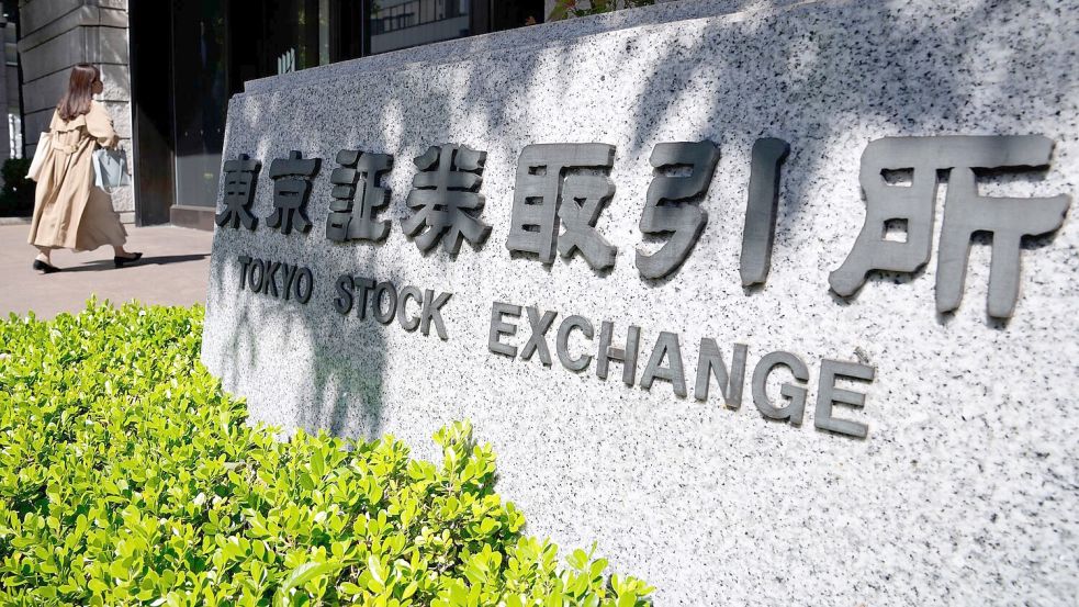 Die Börse in Tokio hat äußerst positiv auf das Rahmenabkommen zwischen dem Iran und den USA reagiert. Foto: Eugene Hoshiko/AP/dpa
