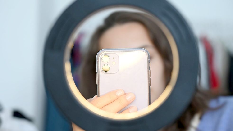 Fast die Hälfte der Kinder und Jugendlichen werden laut einer Studie durch Werbung auf Social-Media-Plattformen auf Produkte aufmerksam, 40 Prozent durch Empfehlungen von Influencerinnen und Influencern. (Symbolbild) Foto: Niklas Graeber/dpa