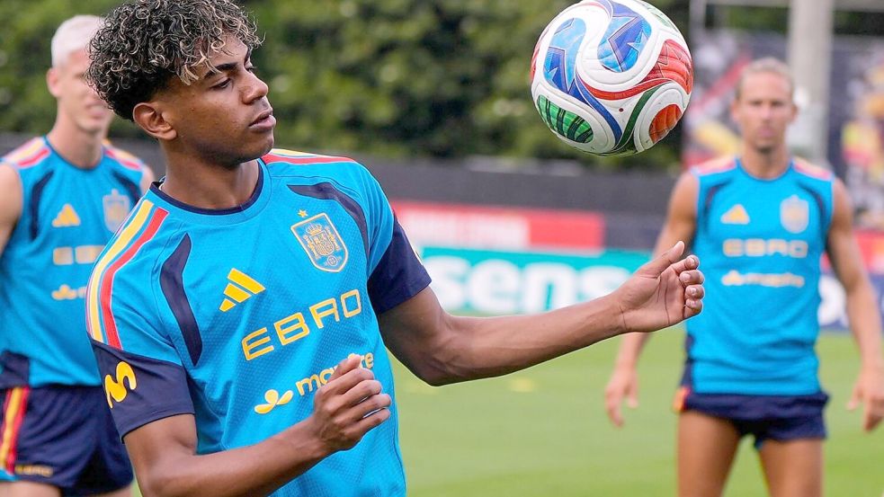 Jungstar Lamine Yamal steht gegen Kap Verde nicht in Spaniens Startelf. (Archivbild) Foto: Mike Stewart