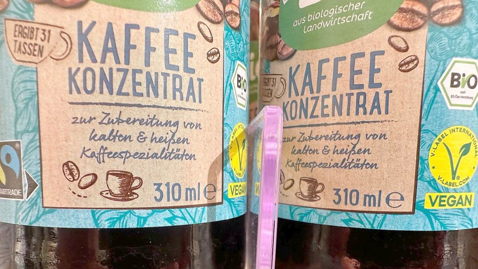 Flaschen mit Kaffeekonzentrat stehen in einem Drogeriemarktregal. (Archivbild) Foto: Gregor Tholl/dpa