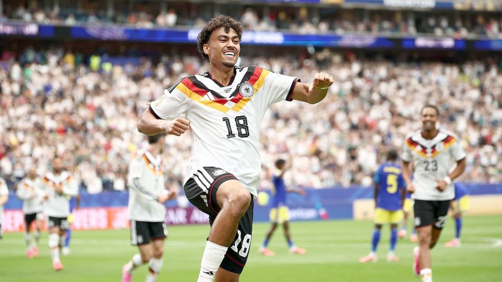Ein Stern geht auf in Houston: Nathaniel Brown hebt ab nach seinem ersten Länderspieltor beim WM-Debüt. Foto: Christian Charisius/dpa