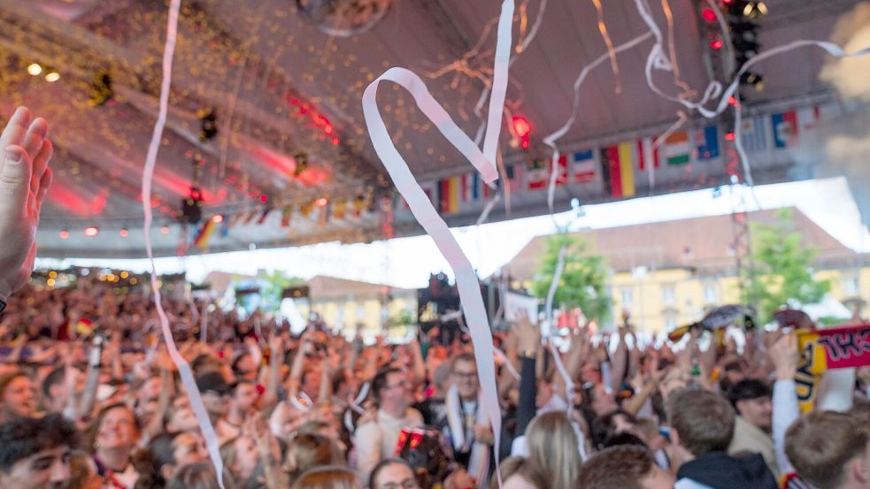 Die WM-Arena auf dem Ledenhof in Osnabrück eskalierte am Sonntag sieben Mal. Die Stimmung war bombig. Foto: Steve Weber