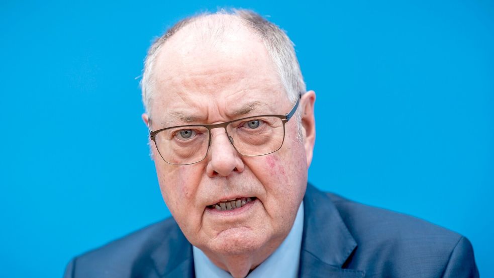 Steinbrück spricht sich für eine Entschuldung der Kommunen durch Bund und Länder aus. Sie seien der Ort, an dem sich das Vertrauen in den handlungsfähigen Staat entscheidet. Foto: dpa/Michael Kappeler