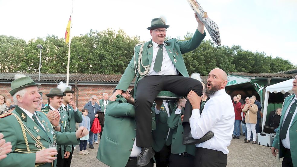 Schützenbruder Johannes Huhsmann jubelt als neuer König des Schützenvereins Sedelsberg. Foto: Hans Passmann